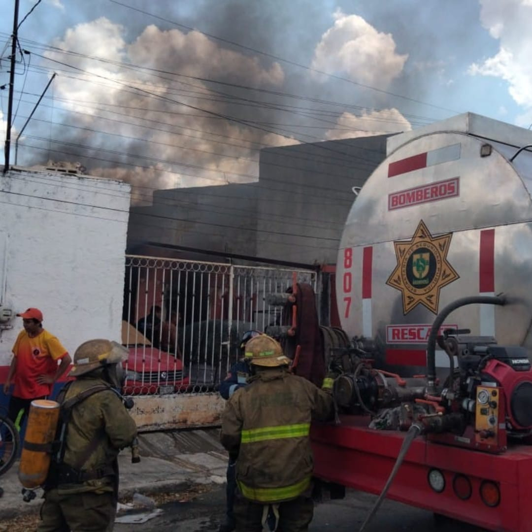 Rescatan a un abuelito del incendio de su casa en Mérida