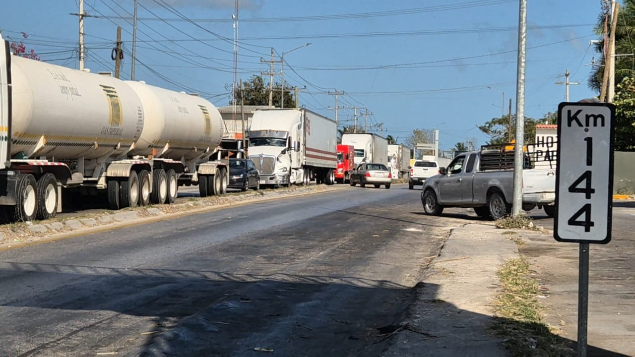 El tráfico vehicular avanza de manera intermitente a un solo carril. El tráfico vehicular avanza de manera intermitente a un solo carril.