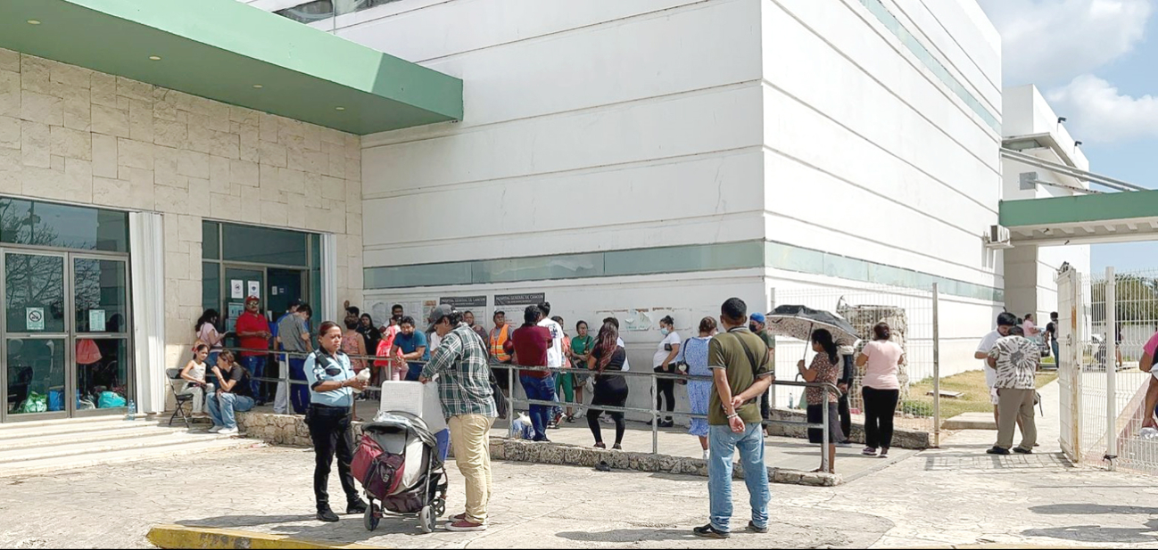 Familiares y visitantes eran obligados a aguardar afuera, a pleno sol. A pesar de que hay áreas comunes climatizadas y vacías, les negaban la entrada Familiares y visitantes eran obligados a aguardar afuera, a pleno sol. A pesar de que hay áreas comunes climatizadas y vacías, les negaban la entrada