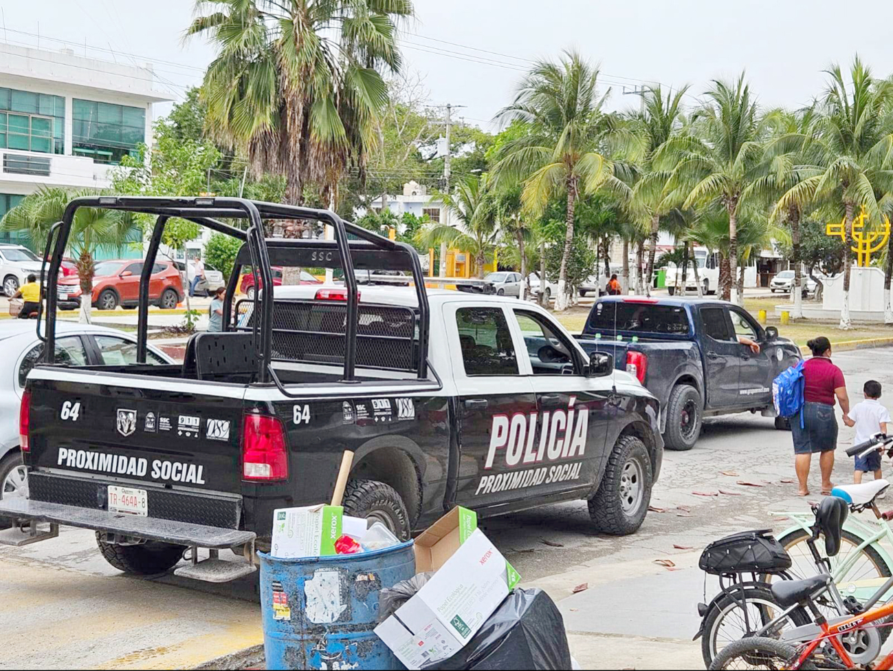 Roban con violencia un auto en estacionamiento de Puerto Morelos