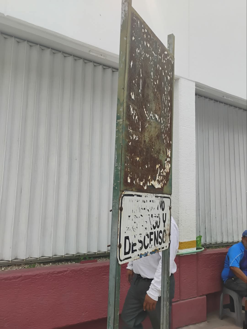 La clínica del ISSSTE no cuenta con los correspondidos accesos para discapacitados. La clínica del ISSSTE no cuenta con los correspondidos accesos para discapacitados.