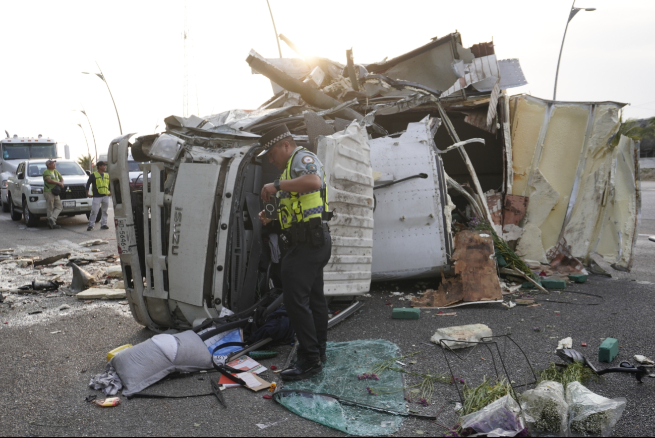 La unidad terminó destruida por el golpe y volcadura.