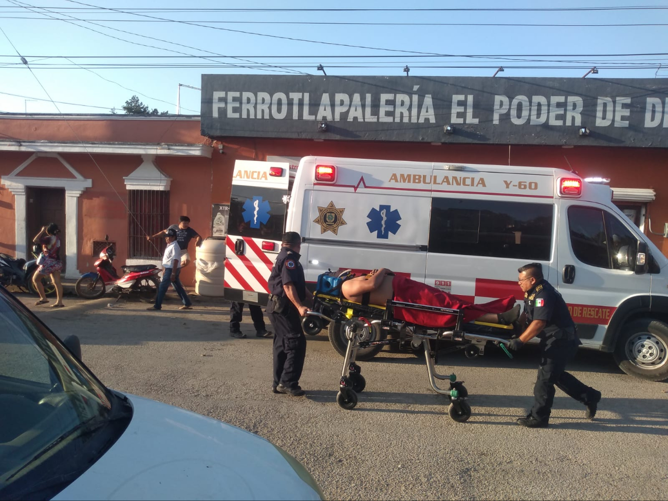 Los trabajadores lesionados fueron trasladados a un hospital, por los servicios de emergencia que acudieron al llamado. Los trabajadores lesionados fueron trasladados a un hospital, por los servicios de emergencia que acudieron al llamado.