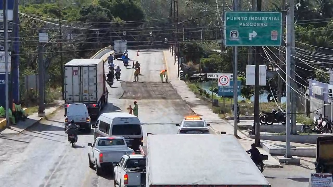 Tráfico intermitente en Champotón: realizan mantenimiento del puente Tráfico intermitente en Champotón: realizan mantenimiento del puente