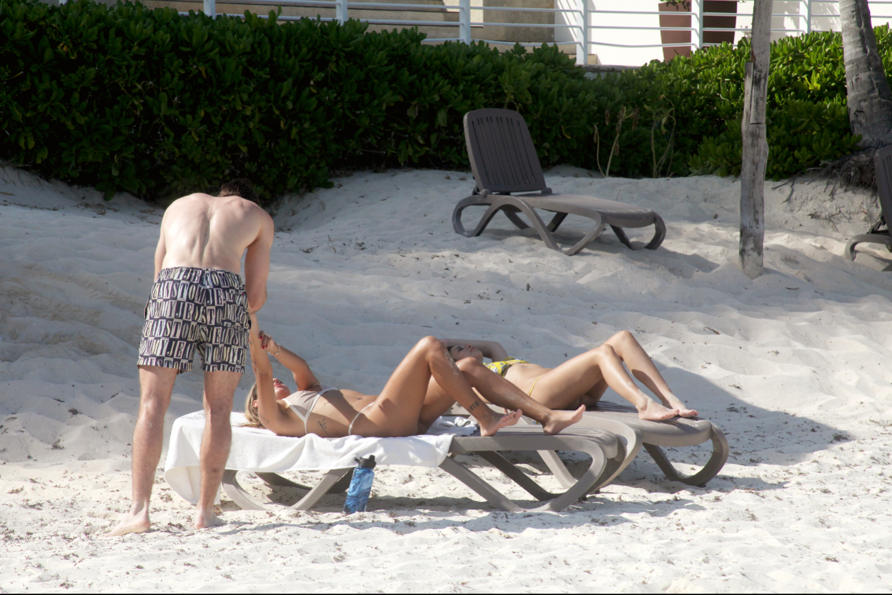 Algunas mujeres llegaron a broncearse bajo una temperatura de más de 30 grados Algunas mujeres llegaron a broncearse bajo una temperatura de más de 30 grados