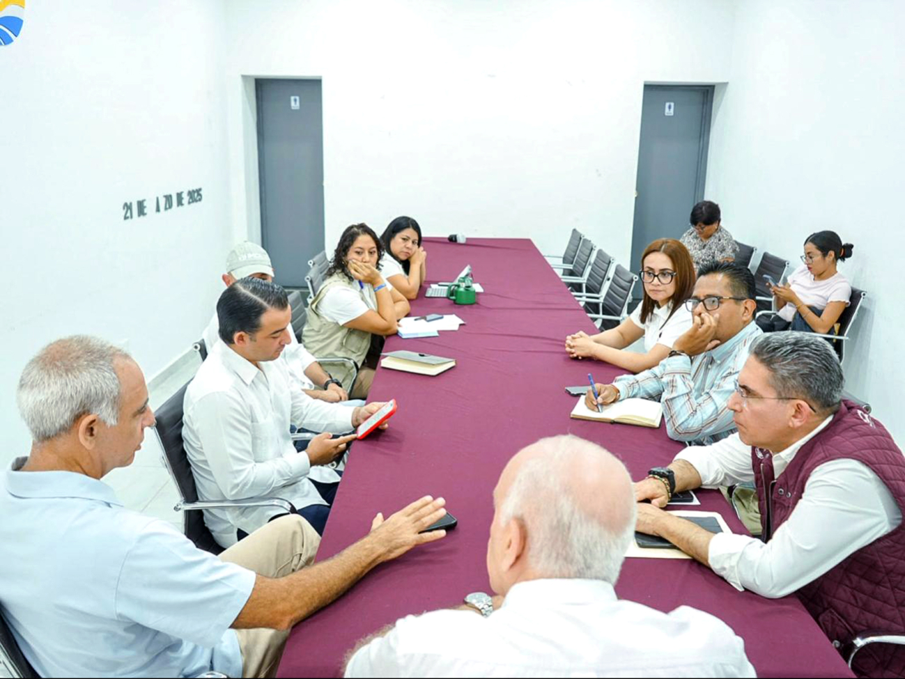 Autoridades locales dialogaron y escucharon a los quejosos por más de 40 minutos Autoridades locales dialogaron y escucharon a los quejosos por más de 40 minutos