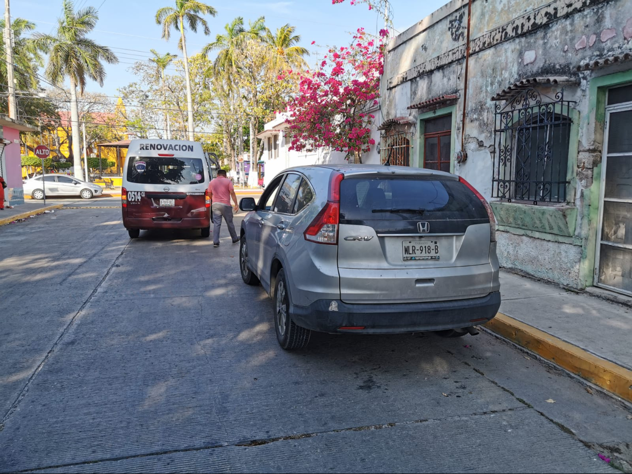 Choque por alcance entre combi y camioneta en Campeche