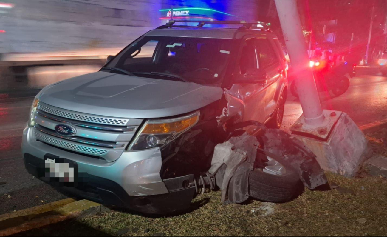 El otro accidente, un conductor de una camioneta perdió el control e impactándose con un semáforo El otro accidente, un conductor de una camioneta perdió el control e impactándose con un semáforo