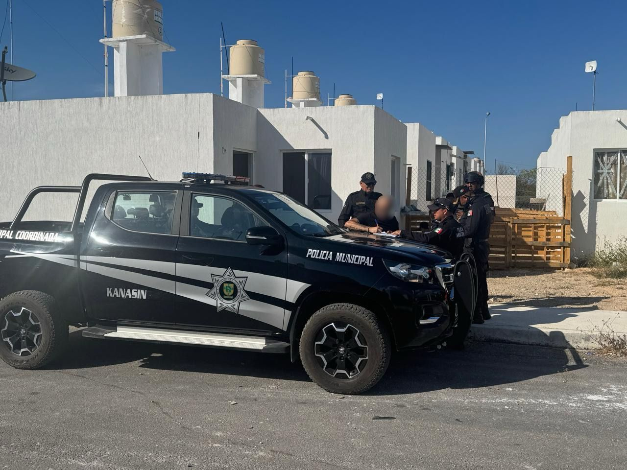 Elementos de la Policía Municipal y Ecológica dan seguimiento a un reporte de abuso a una mascota