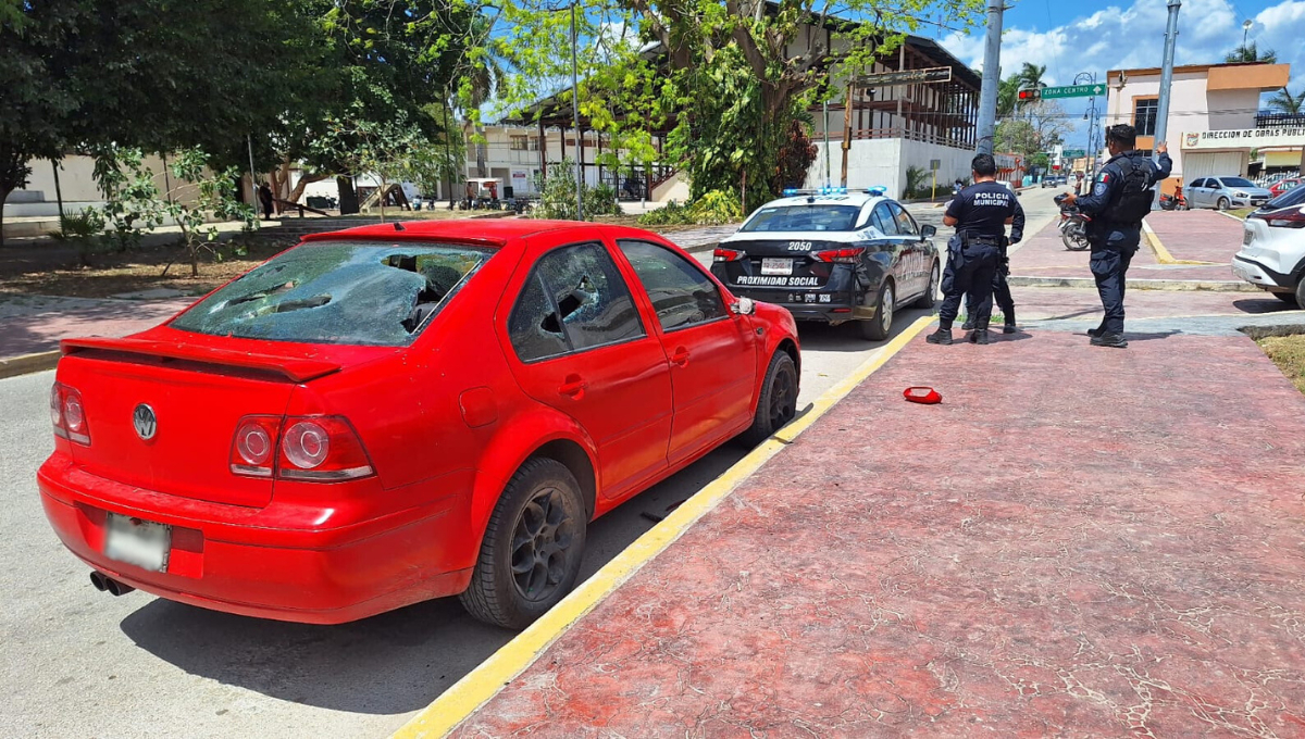 Mujer destruye auto a “batazos" frente al Poder Judicial en Felipe Carrillo Puerto