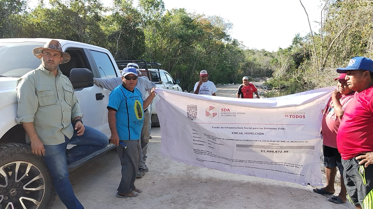 Constructora reparará camino saca cosechas tras solicitud de productores en Xmejía