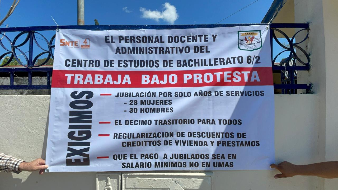 Participaron 26 trabajadores, colocaron una lona y anunciaron que seguirán trabajando bajo protesta Participaron 26 trabajadores, colocaron una lona y anunciaron que seguirán trabajando bajo protesta