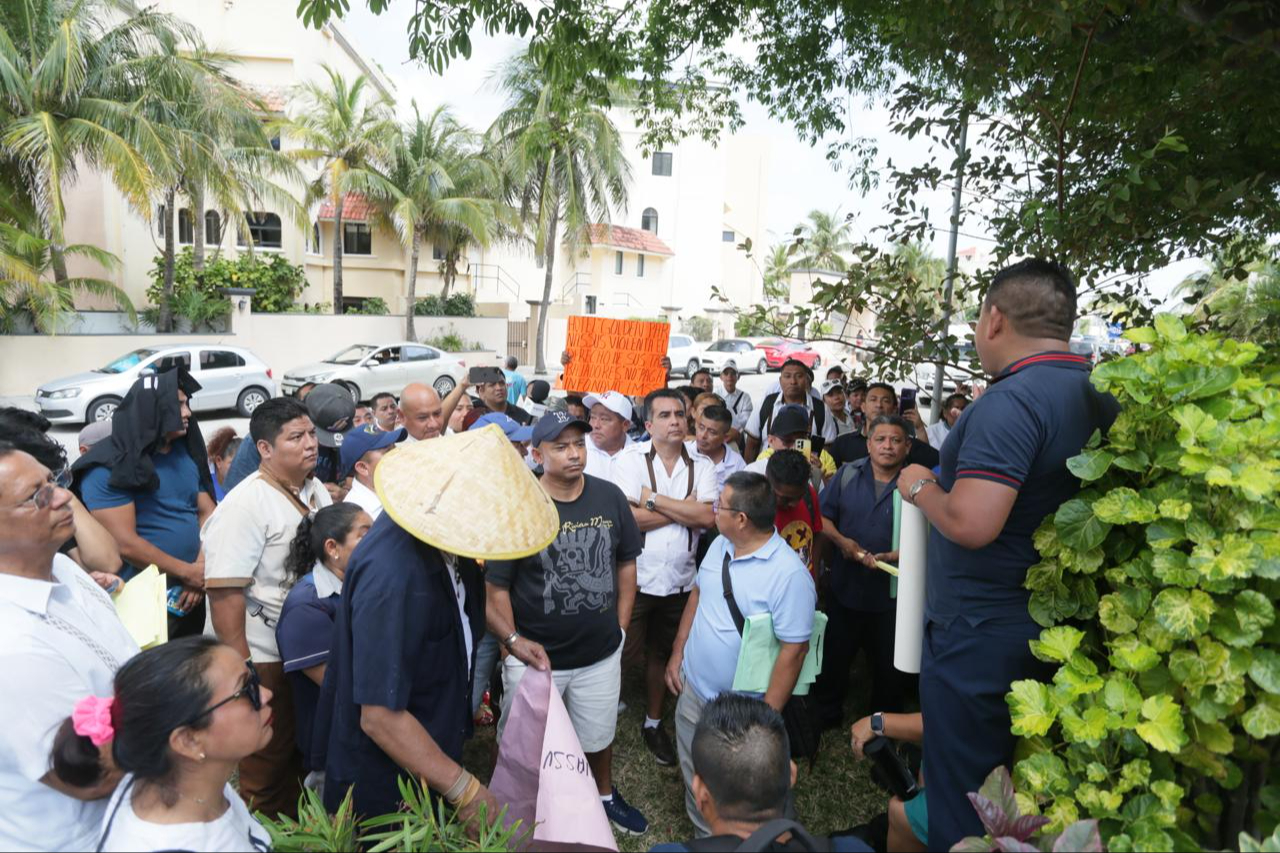 Trabajadores de Golden Parnassus de Cancún   se manifiestan por falta de pagos 