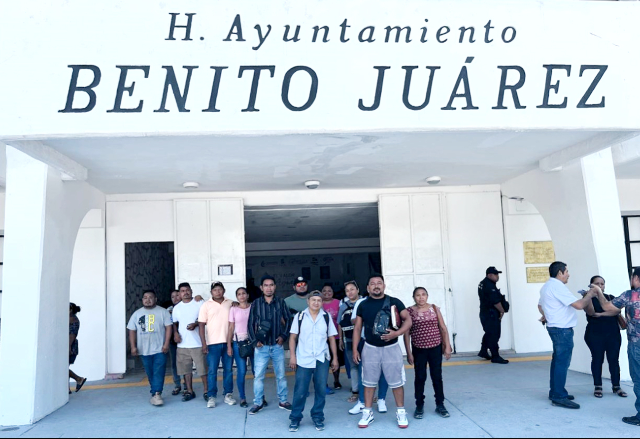 Vecinos llegaron hasta el Palacio Municipal de Benito Juárez para externar su inconformidad por el pésimo actuar de la paraestatal Vecinos llegaron hasta el Palacio Municipal de Benito Juárez para externar su inconformidad por el pésimo actuar de la paraestatal
