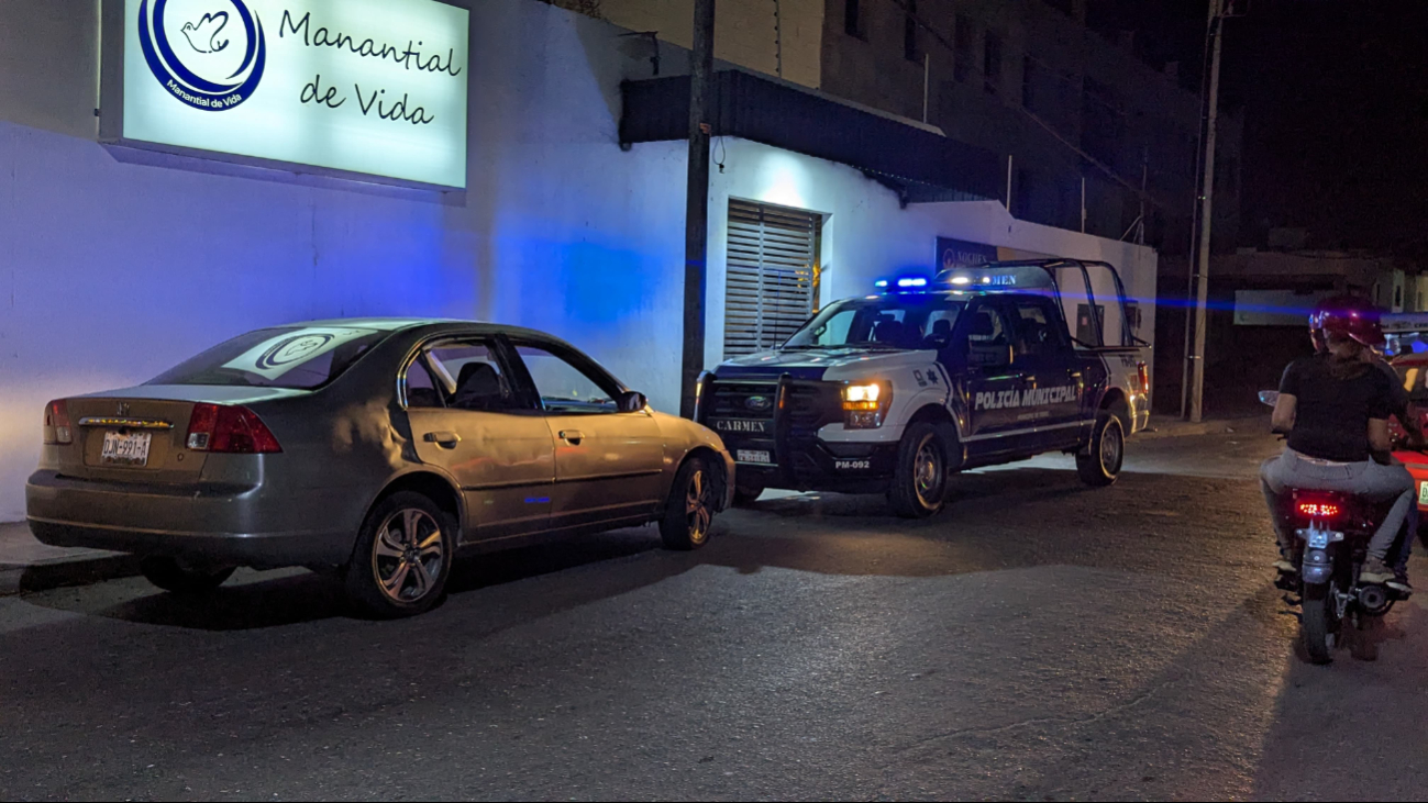 Conductora invade carril y provoca choque contra taxi en Ciudad del Carmen