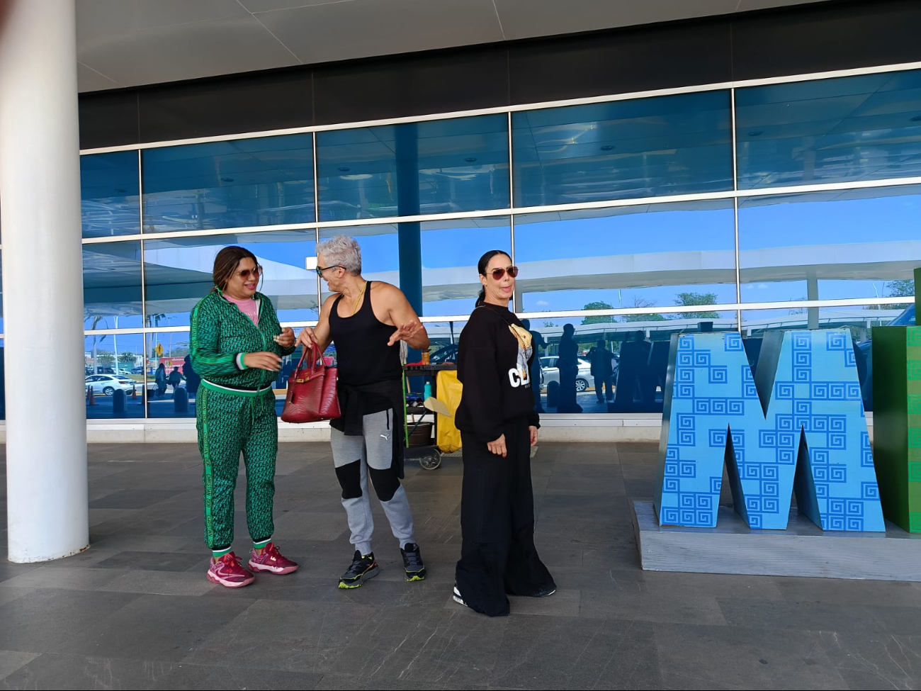 En vuelos posteriores llegaron Liz Vega, Julio Camejo y Kimberly, entre otros.