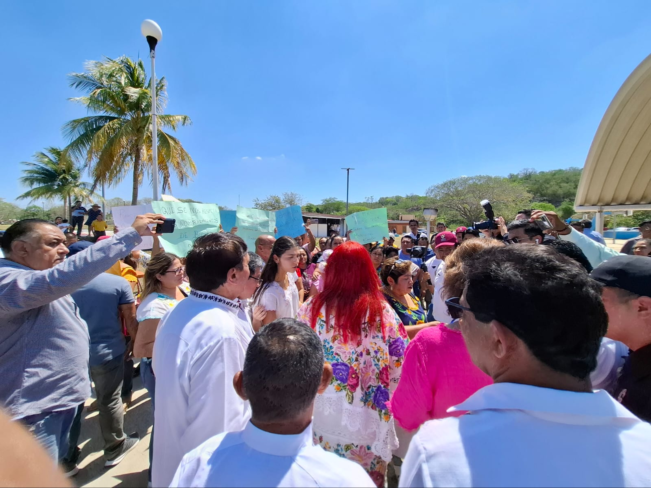 Sindicalizados protestan contra despidos durante gira de la gobernadora en Campeche