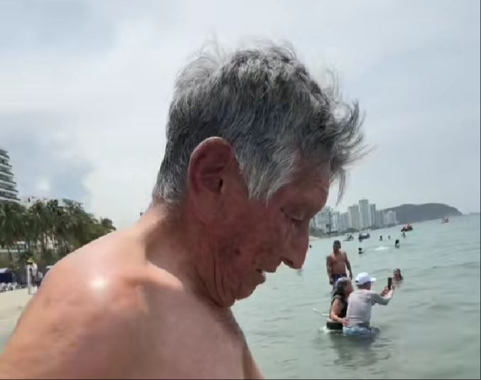 La visita a la playa del señor conmovió a usuarios de la plataforma