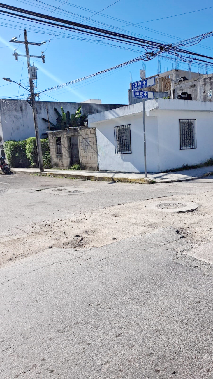 Lo baches representan un riesgo para los conductores, más en la noche Lo baches representan un riesgo para los conductores, más en la noche