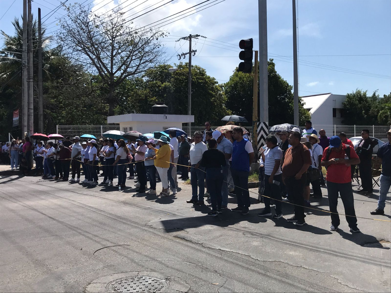 Maestros toman instalaciones de la SEQ de Chetumal