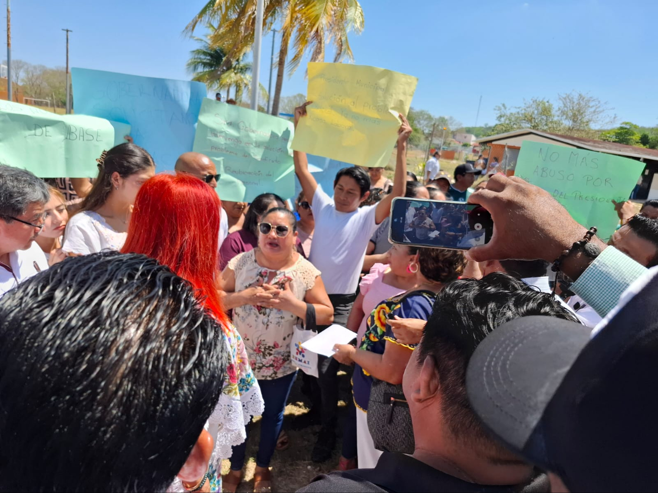 Los manifestantes denunciaron el despido de 120 trabajadores por parte del alcalde José Cevastián Yam Poot Los manifestantes denunciaron el despido de 120 trabajadores por parte del alcalde José Cevastián Yam Poot