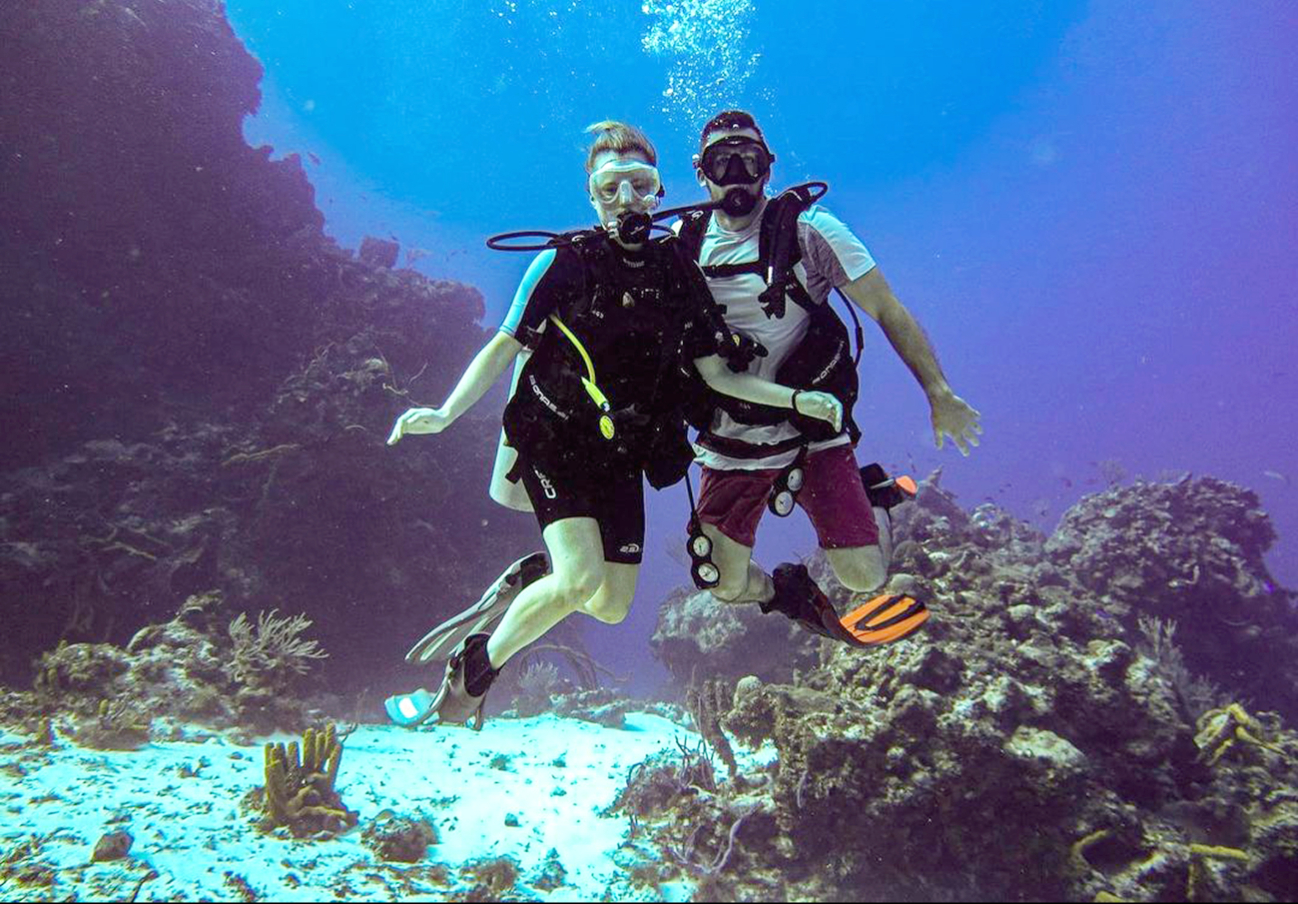 Los turistas pueden disfrutar actividades como relajarse en el mar y hacer snorkel Los turistas pueden disfrutar actividades como relajarse en el mar y hacer snorkel