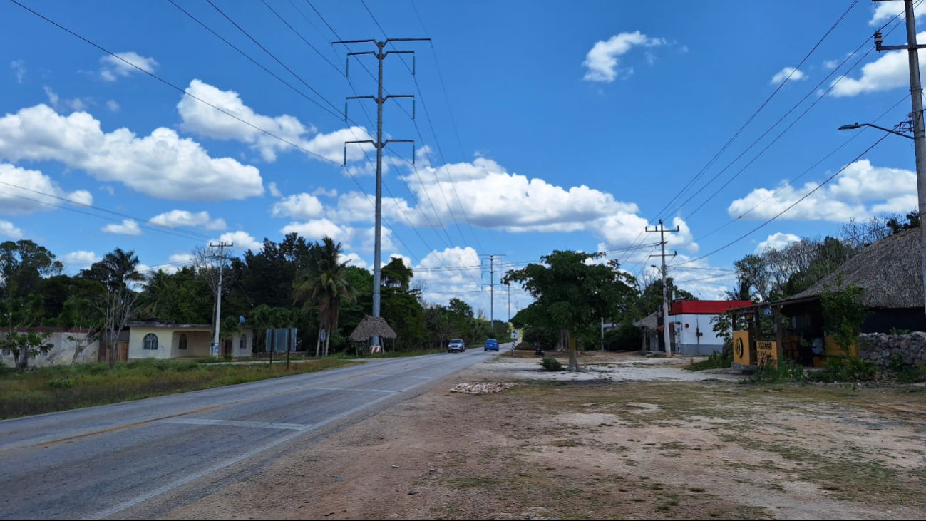Más de la mitad del pueblo cuenta sin el servicio de electricidad. Más de la mitad del pueblo cuenta sin el servicio de electricidad.