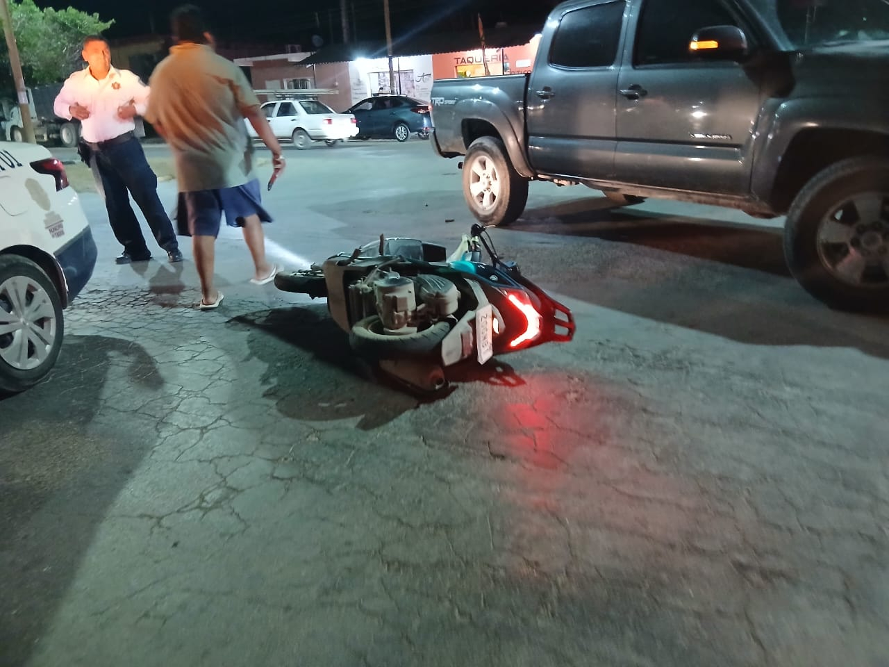 Camioneta de la Vicefiscalía de Escárcega arrolla a motociclista