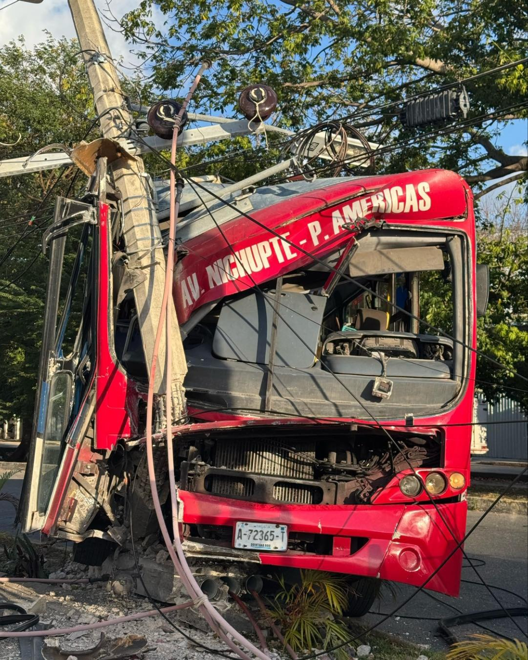 Camión se estrella contra un poste en Cancún y un trabajador de la CFE se electrocuta