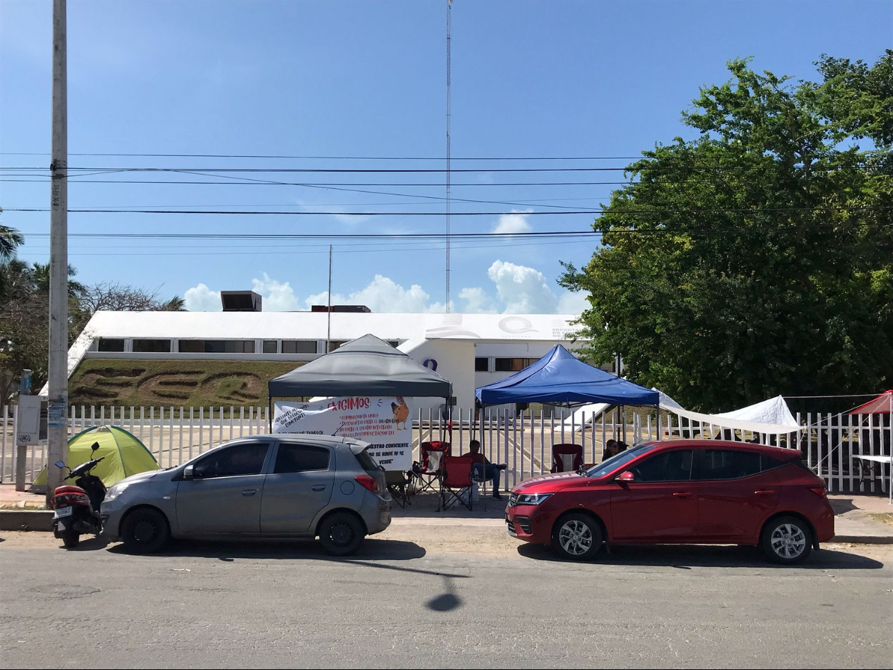 Docentes y administrativos se quedan sin cobrar Docentes y administrativos se quedan sin cobrar