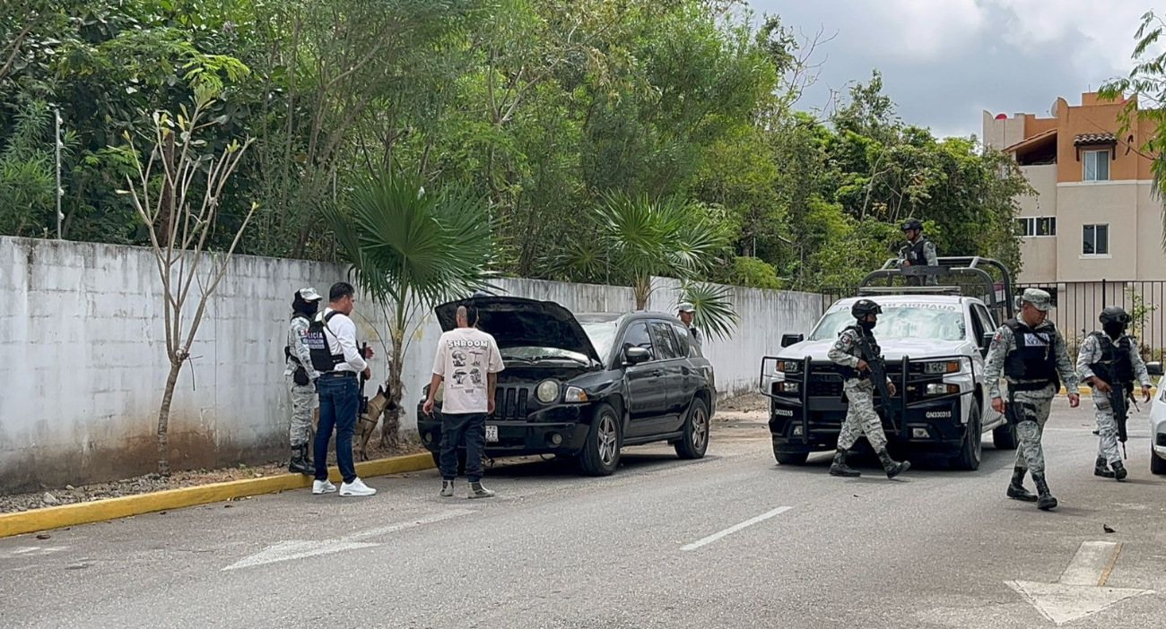 El despliegue incluyó inspecciones exhaustivas a vehículos estacionados, causando inquietud entre los residentes