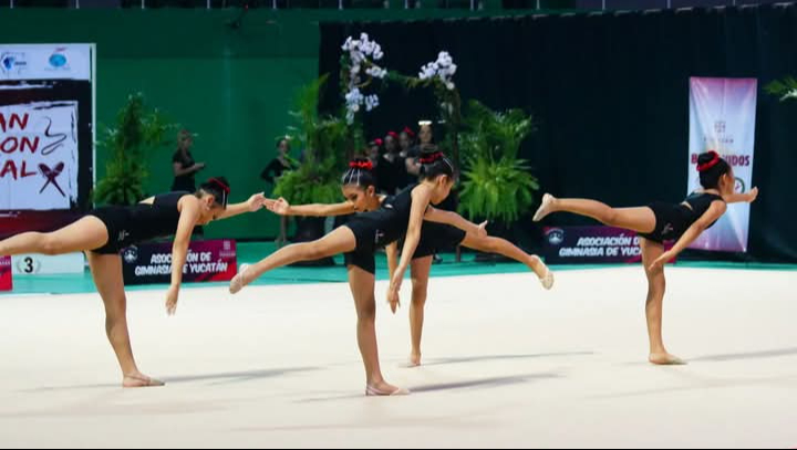 Las gimnastas tuvieron un gran desempeño durante su primera competencia Las gimnastas tuvieron un gran desempeño durante su primera competencia