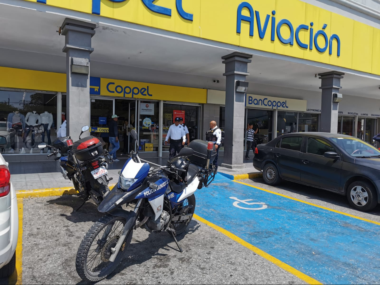 Movilización policiaca en Coppel Aviación por un cliente que molestó a una empleada en los baños Movilización policiaca en Coppel Aviación por un cliente que molestó a una empleada en los baños