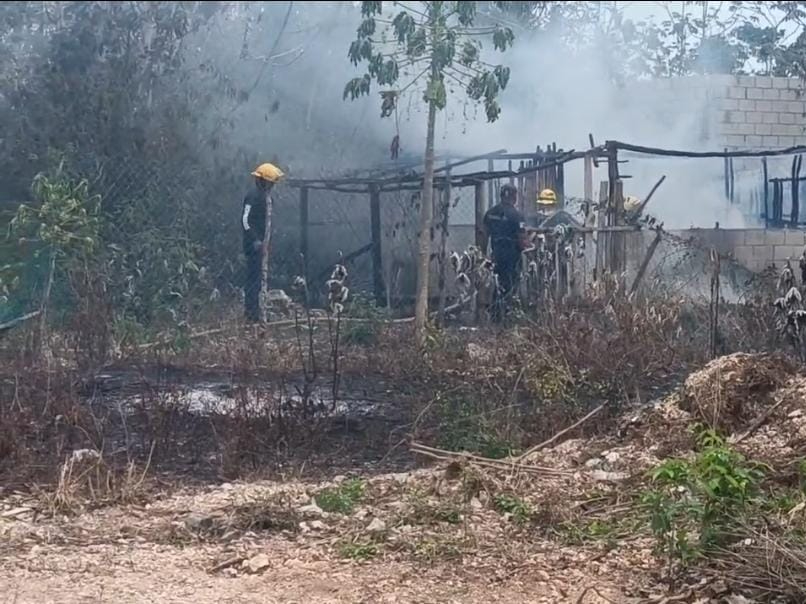 Protección Civil y Bomberos evitaron que el incendio afectara otras construcciones Protección Civil y Bomberos evitaron que el incendio afectara otras construcciones