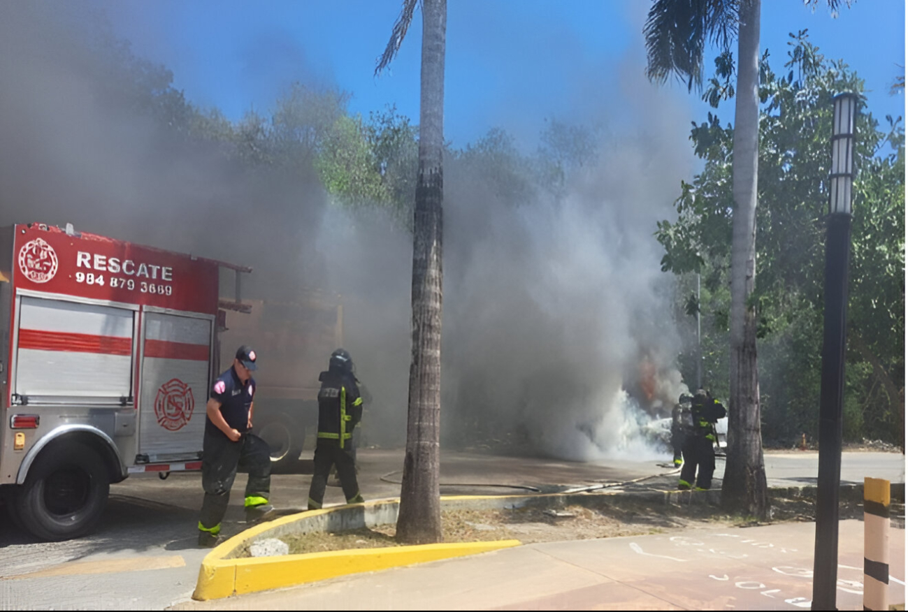 Un corto circuito provocó el incendio de una camioneta en Playa del Carmen Un corto circuito provocó el incendio de una camioneta en Playa del Carmen