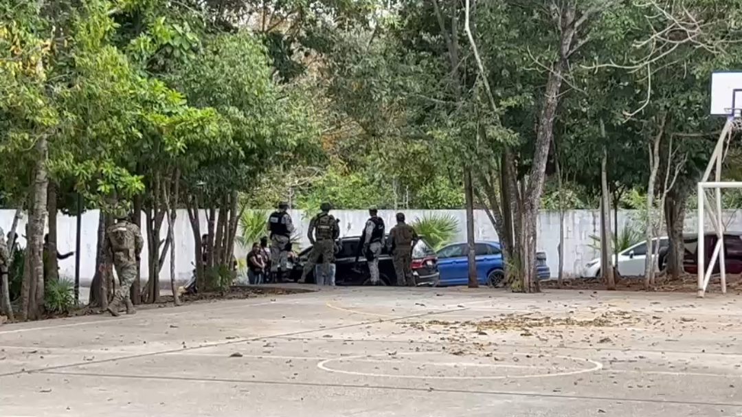 Una camioneta revisada fue subida a una grúa, lo que incrementó la incertidumbre en la zona Una camioneta revisada fue subida a una grúa, lo que incrementó la incertidumbre en la zona