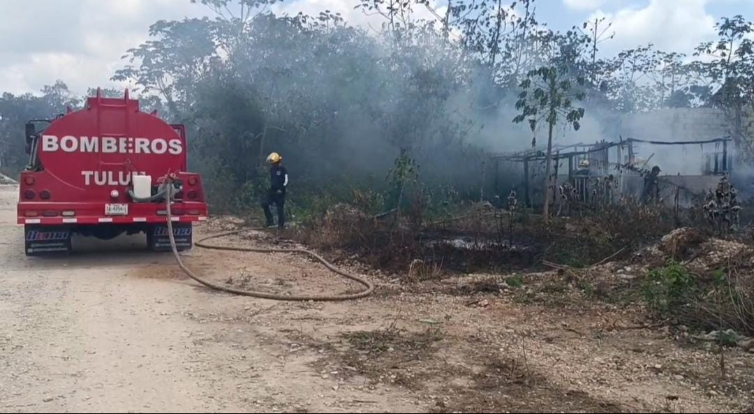 Una palapa deshabitada fue consumida por un incendio en la carretera Tulum–Cobá Una palapa deshabitada fue consumida por un incendio en la carretera Tulum–Cobá