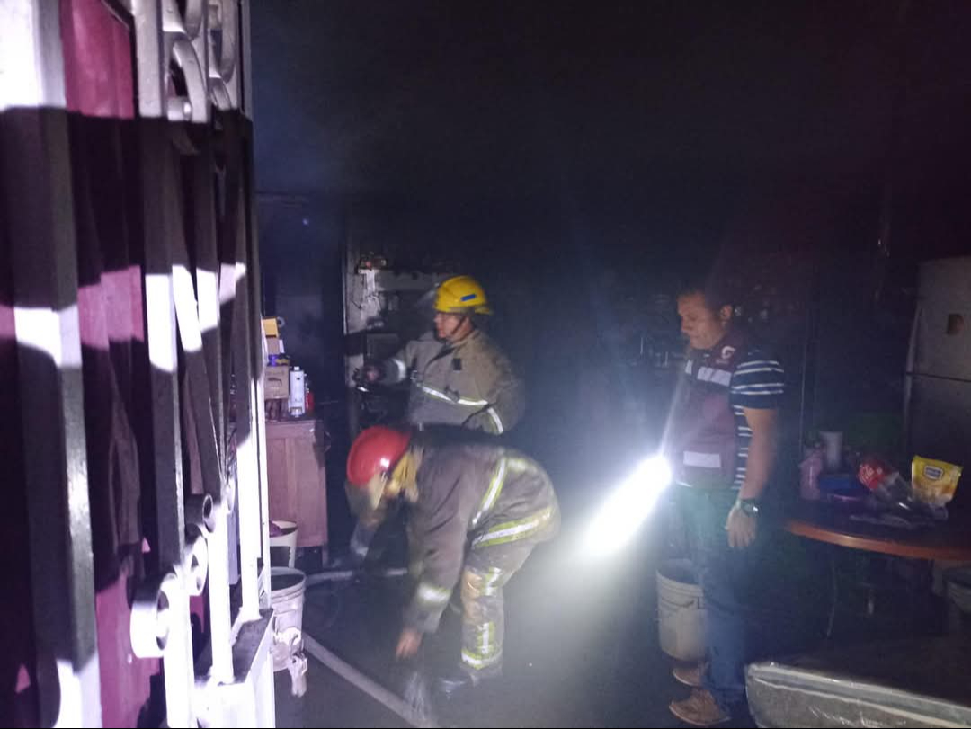 Cortocircuito provoca incendio en vivienda de Ciudad del Carmen