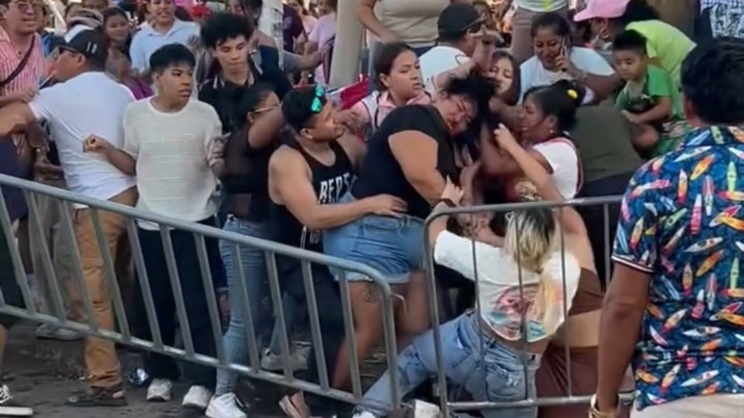 Mujeres comenzaron una pelea previo al desfile del Carnaval de Kanasín