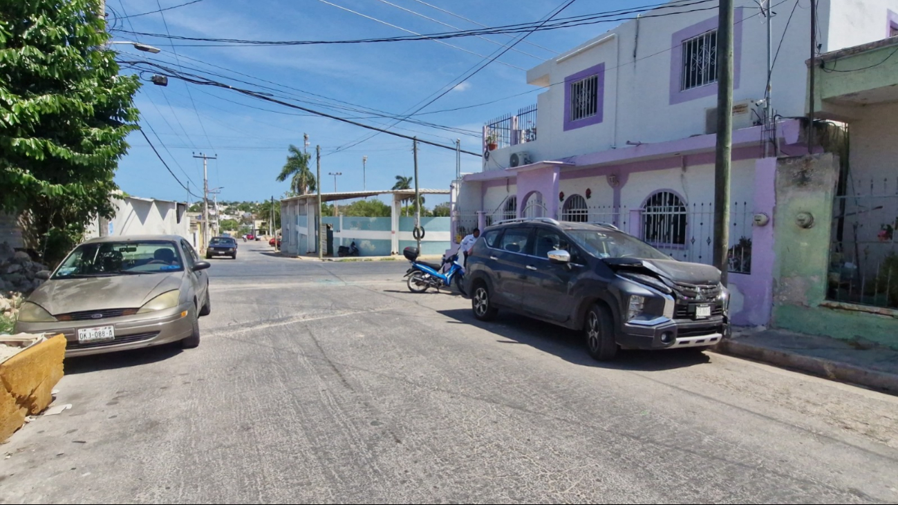Fuerte choque en Campeche deja daños materiales