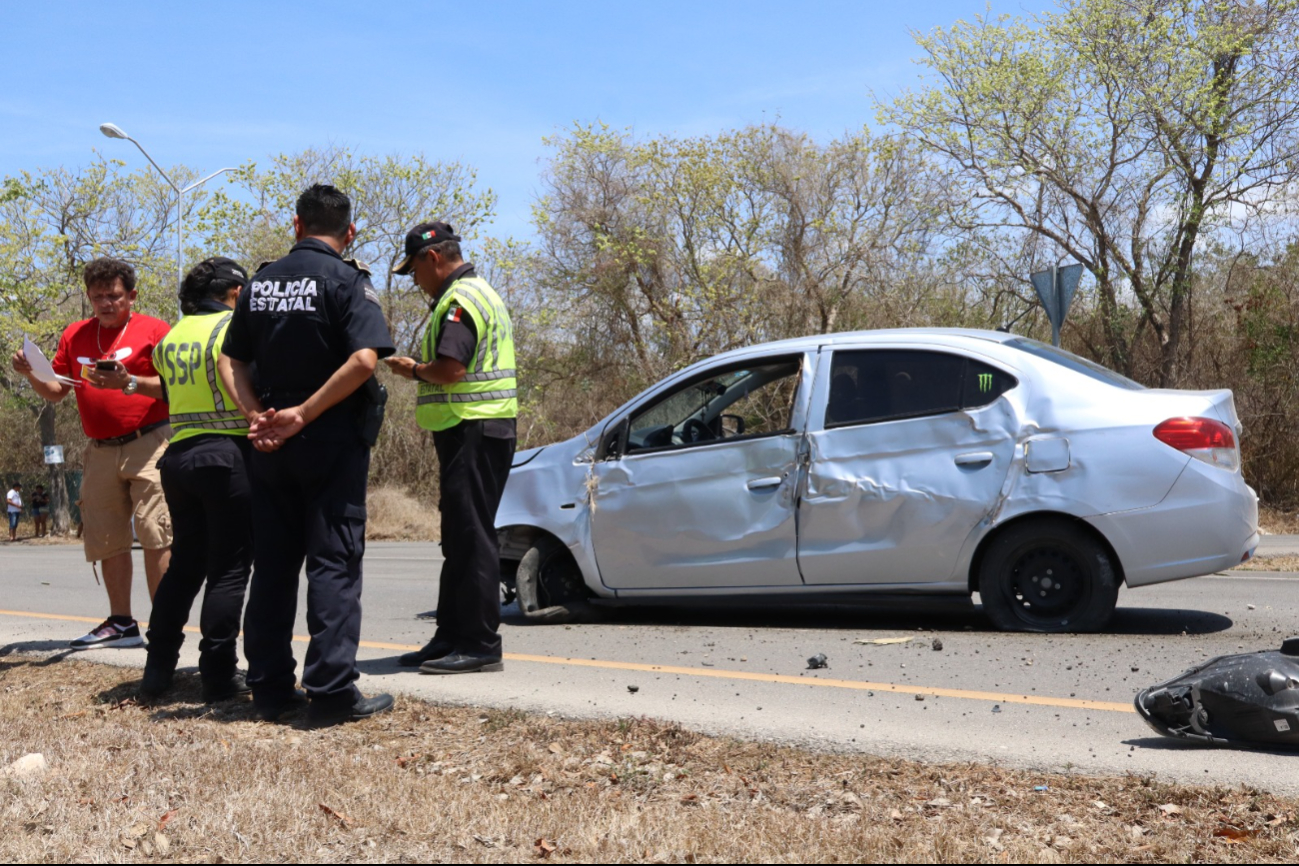 Chofer de plataforma choca debajo del puente hacia la vía Mérida-Tetiz y abandona a sus pasajeros  