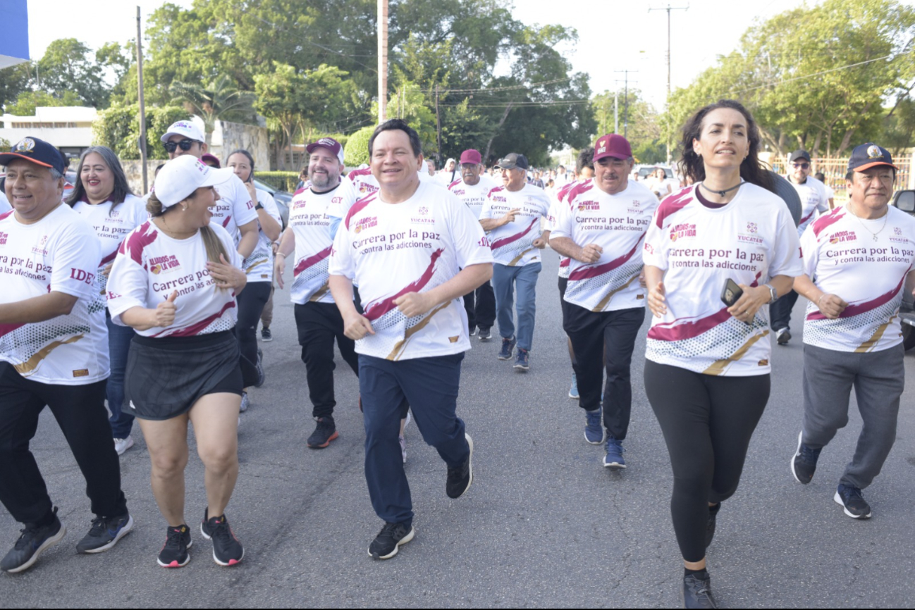 El gobernador Joaquín Díaz Mena participó en la carrera en Mérida El gobernador Joaquín Díaz Mena participó en la carrera en Mérida