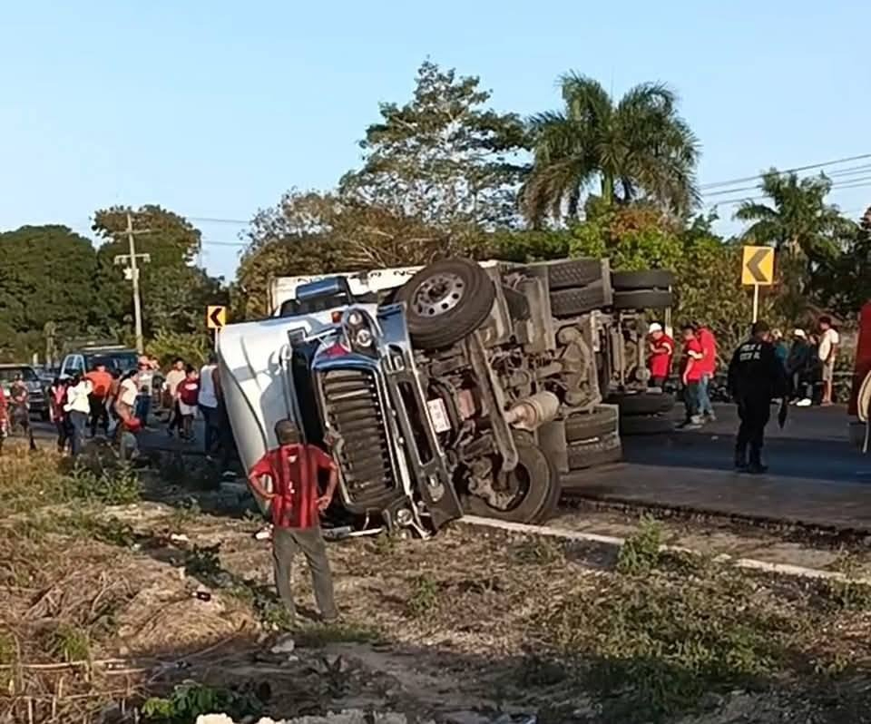 Rapiña en Ucum tras volcadura de tráiler