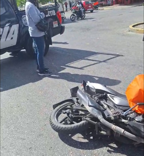 Motociclista es arrollado por una van en Avenida Halcones de Playa del Carmen