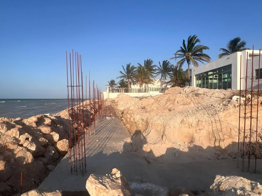 El muro bloquea el paso en la playa en Chicxulub Puerto El muro bloquea el paso en la playa en Chicxulub Puerto