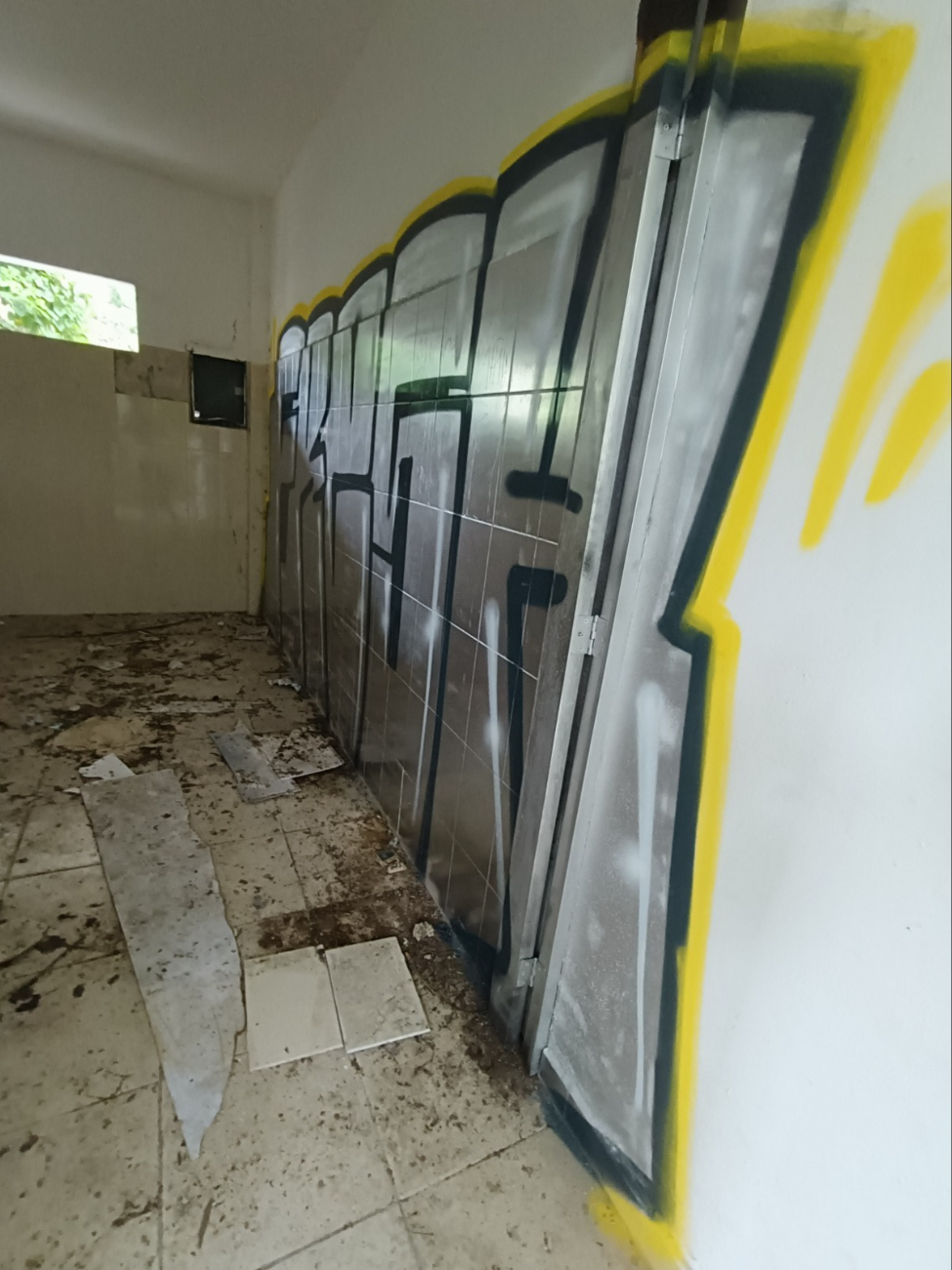 En los interiores se nota la presencia de grafitis y desorden. En los interiores se nota la presencia de grafitis y desorden.