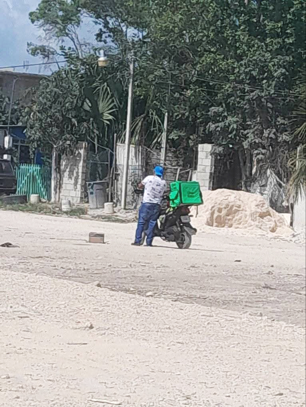 Motorrepartidor denuncia a elementos  de Seguridad Ciudadana por presunto robo en Tulum