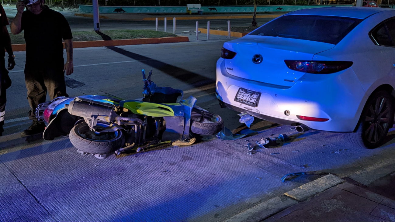 Motociclista en presunto estado de ebriedad impacta vehículo estacionado