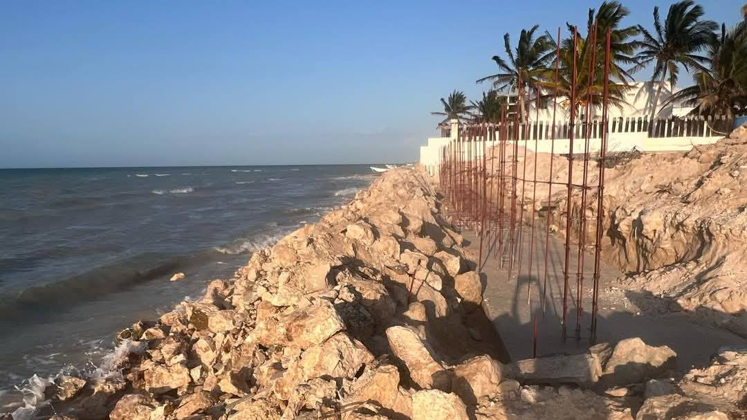 Se desconoce si existen permisos para construir un muro en la orilla de la playa en Chicxulub Puerto Se desconoce si existen permisos para construir un muro en la orilla de la playa en Chicxulub Puerto