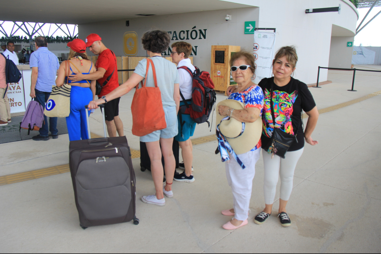 Emprenden aventura en familia: Madre e hija viajan hasta Cancún para conocer el Tren Maya